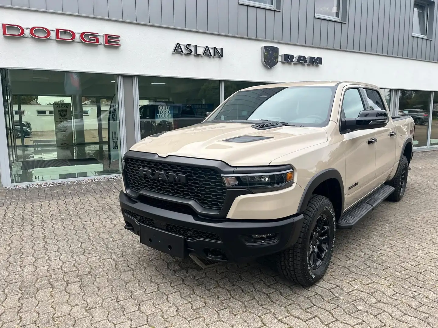 Dodge RAM 1500 REBEL - X Night MY25 Beige - 1