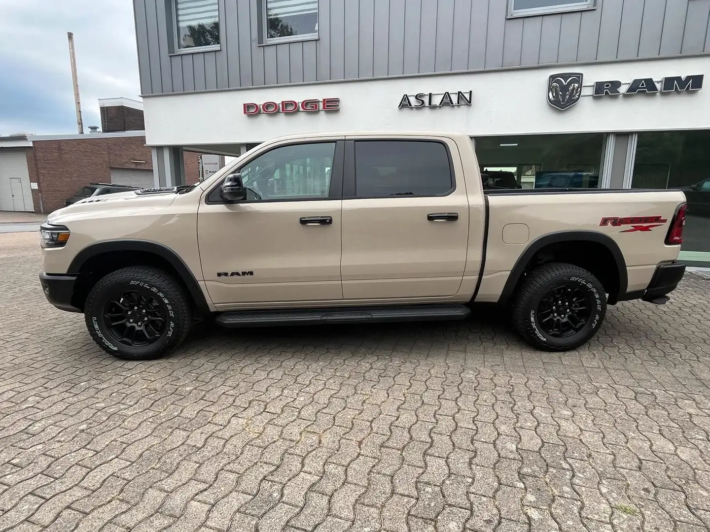 Dodge RAM 1500 REBEL - X Night MY25 Beige - 2