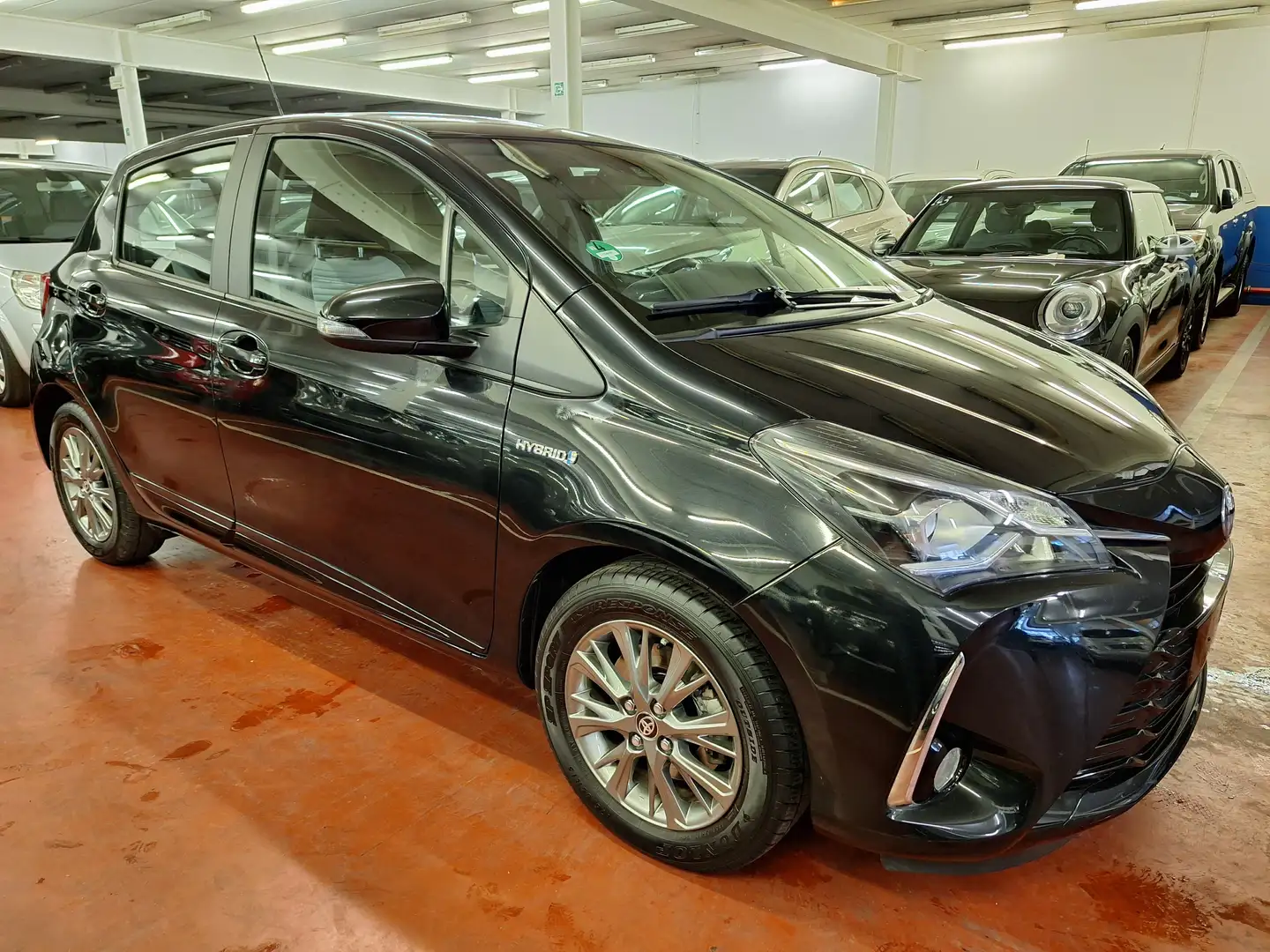 Toyota Yaris 1.5i VVT-i Hybrid Comfort E-CVT Zwart - 1