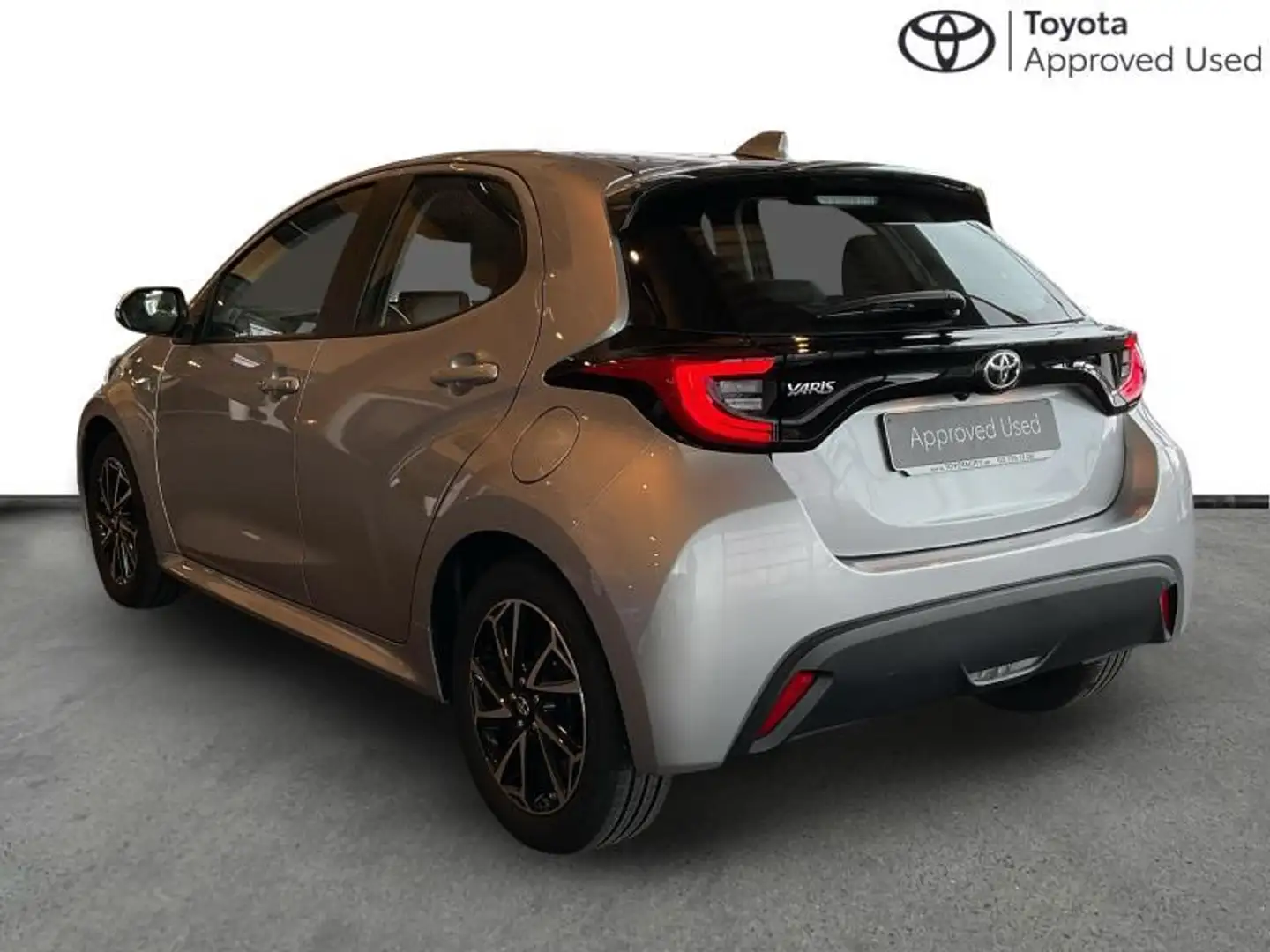 Toyota Yaris Iconic Gris - 2