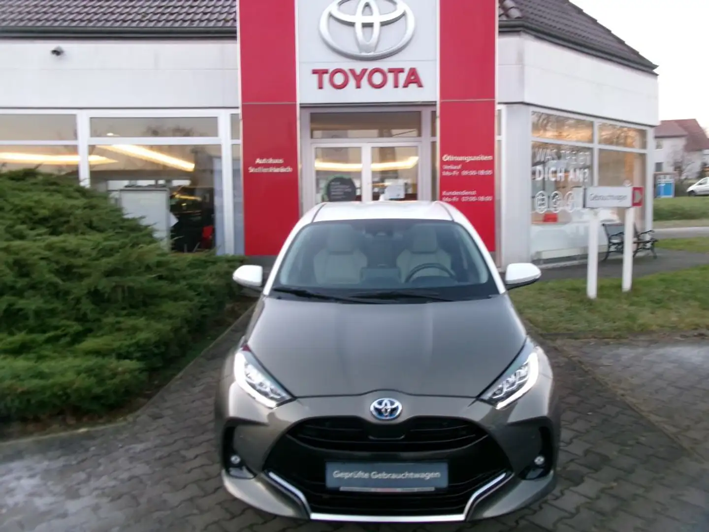 Toyota Yaris Hybrid 1.5 VVT-i Elegant Gold - 2