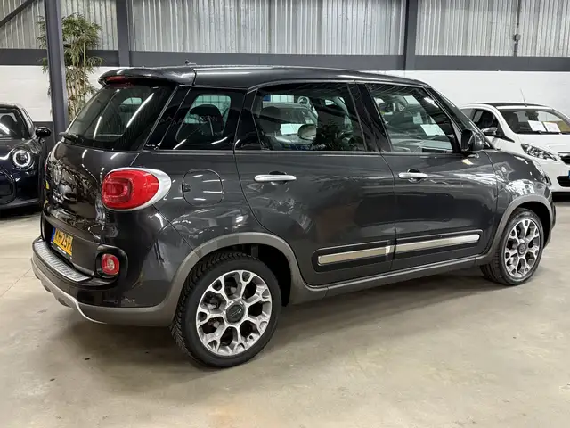 Fiat 500L view 3