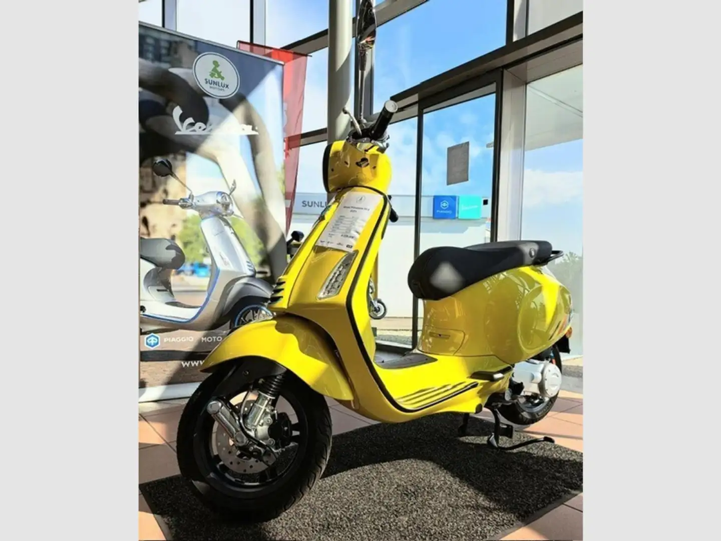 Vespa Primavera 50 S Yellow - 1