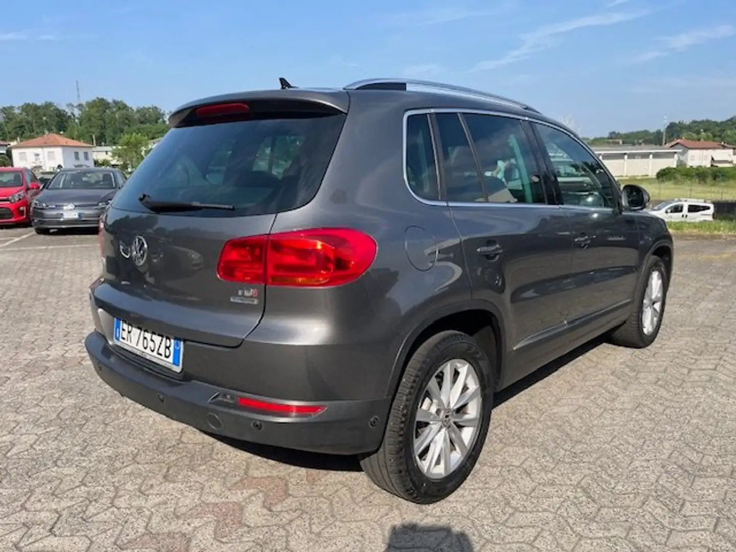 Volkswagen Tiguan 2.0 tdi  Sport&Style "POCHI KM" Gris - 2