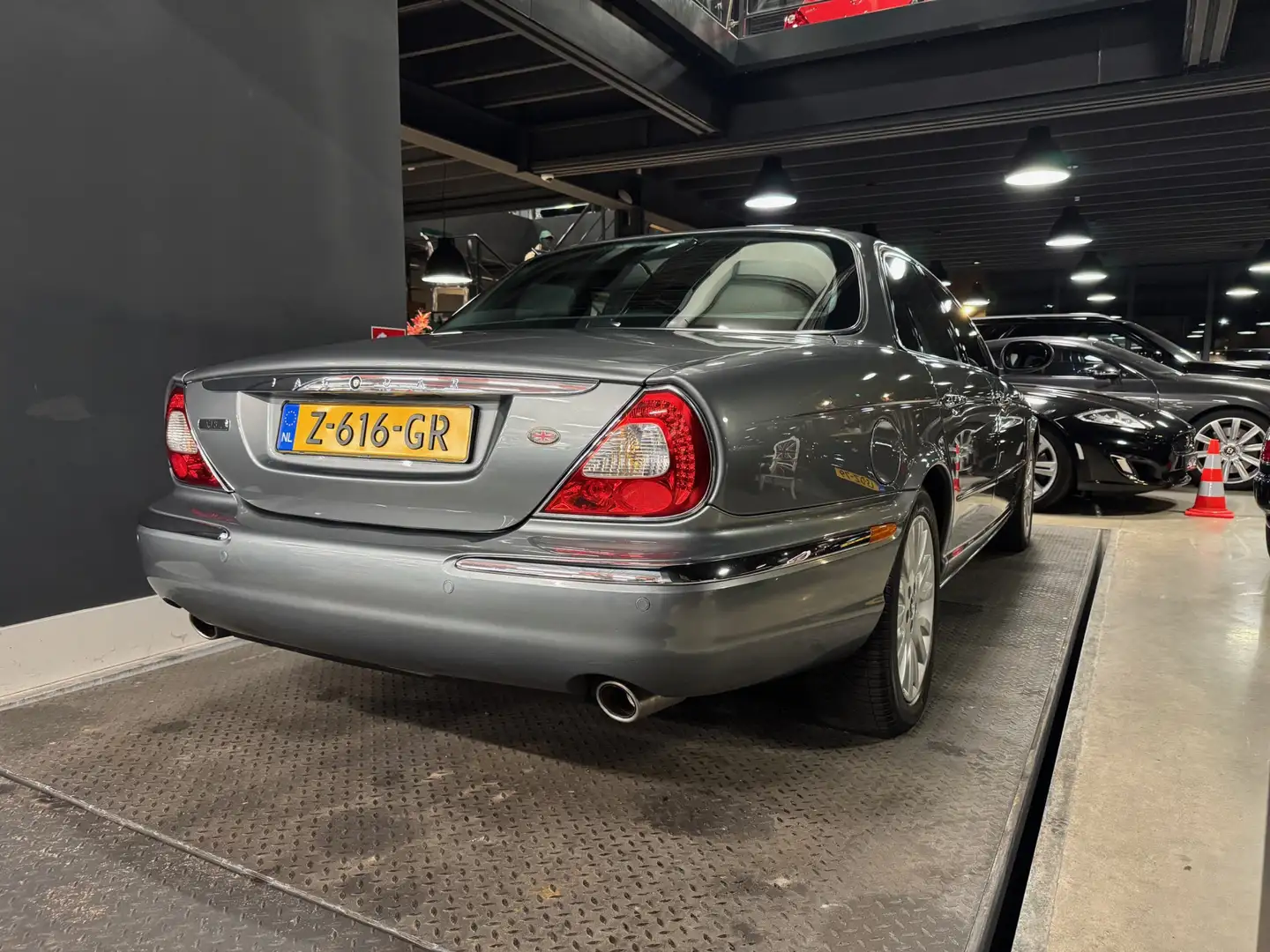 Jaguar XJ 4.2 V8 Executive Youngtimer, 2 owners Grijs - 2