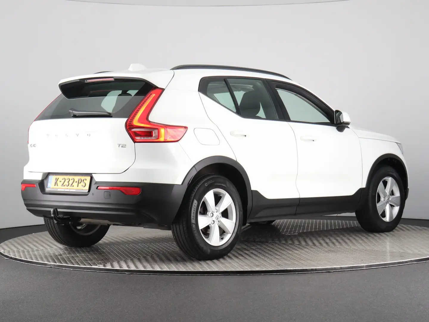 Volvo XC40 1.5 T2 Momentum Core (NL-Auto / Trekhaak / Navi / Wit - 2