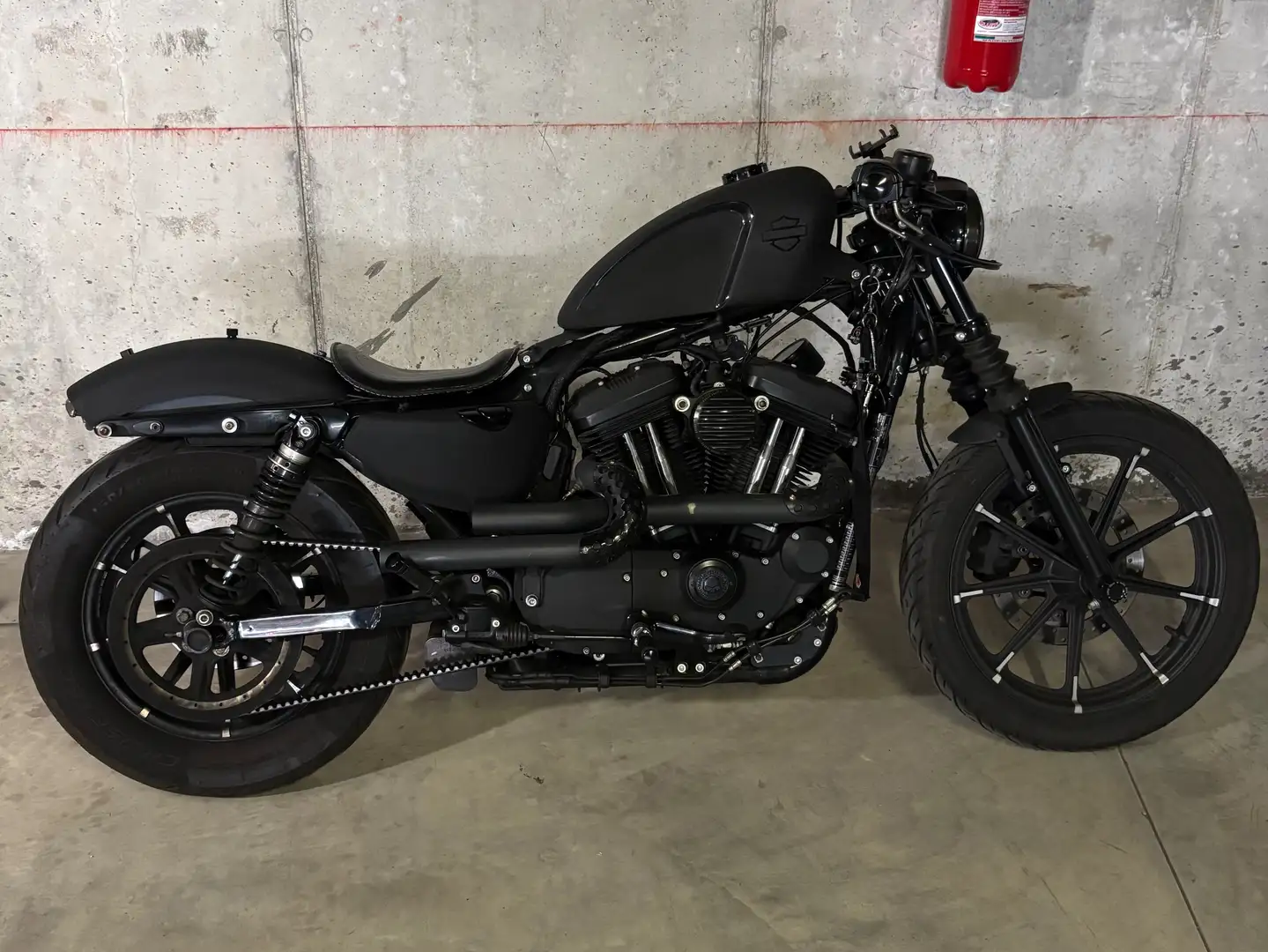 Harley-Davidson Iron 883 Noir - 1