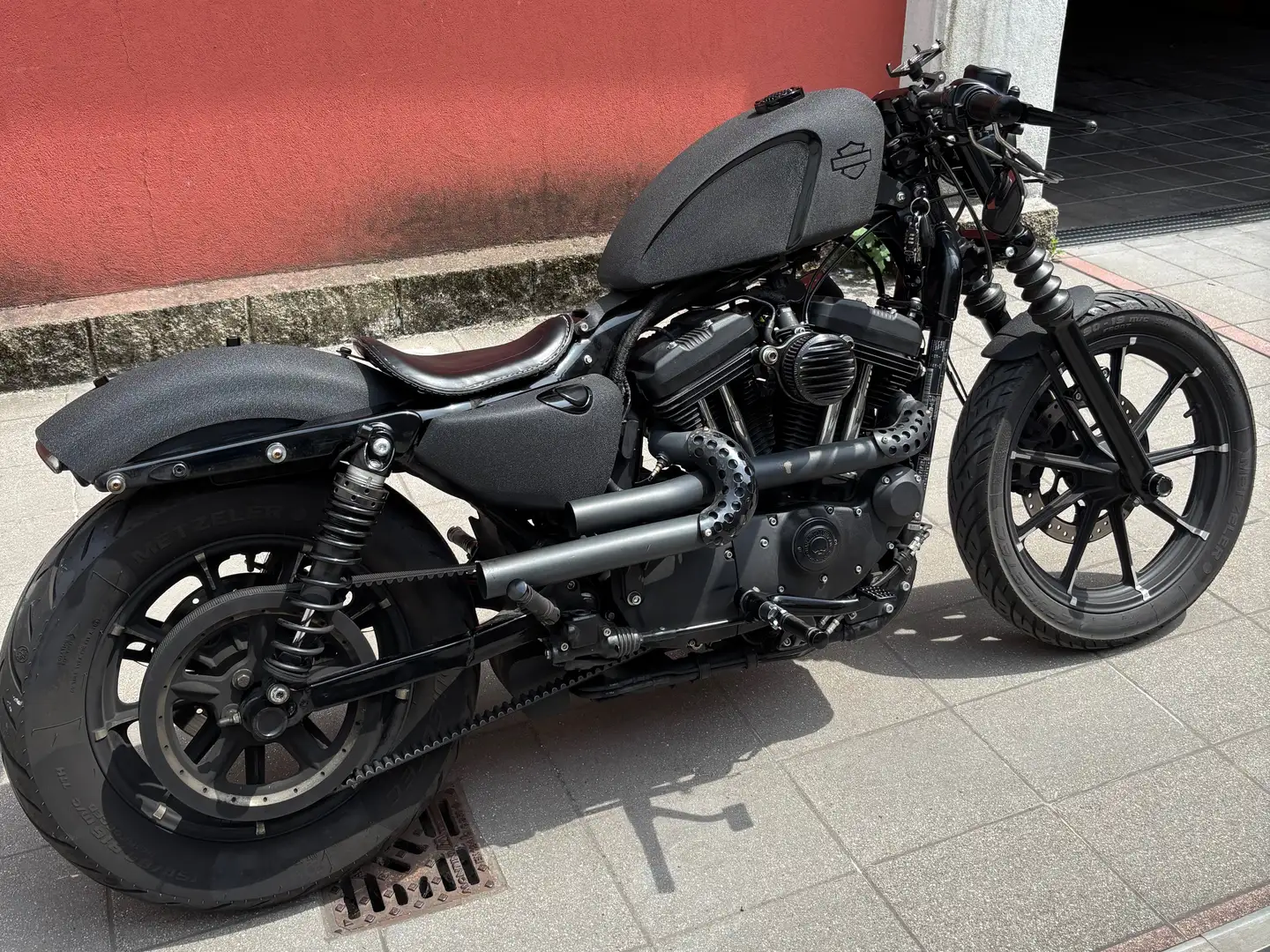 Harley-Davidson Iron 883 Noir - 2