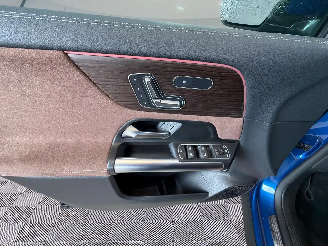 Mercedes-Benz GLA снимка Mercedes-Benz GLA
