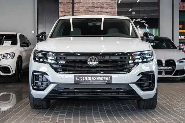 Volkswagen Touareg view 5