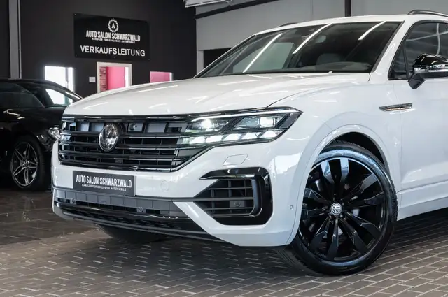 Volkswagen Touareg view 3