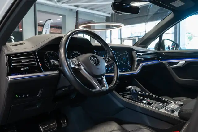 Volkswagen Touareg view 14