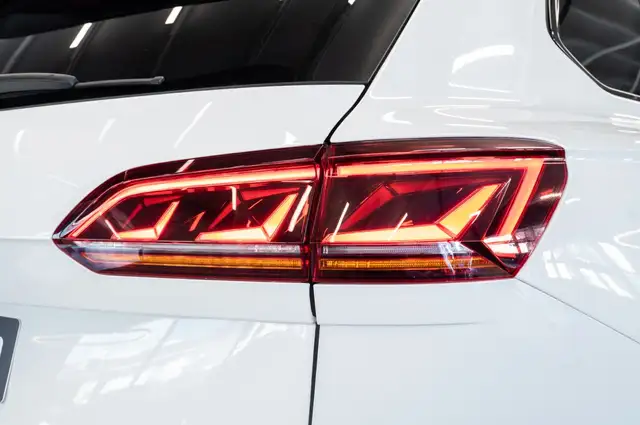 Volkswagen Touareg view 8