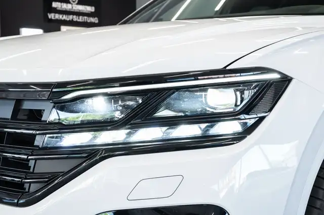 Volkswagen Touareg view 4