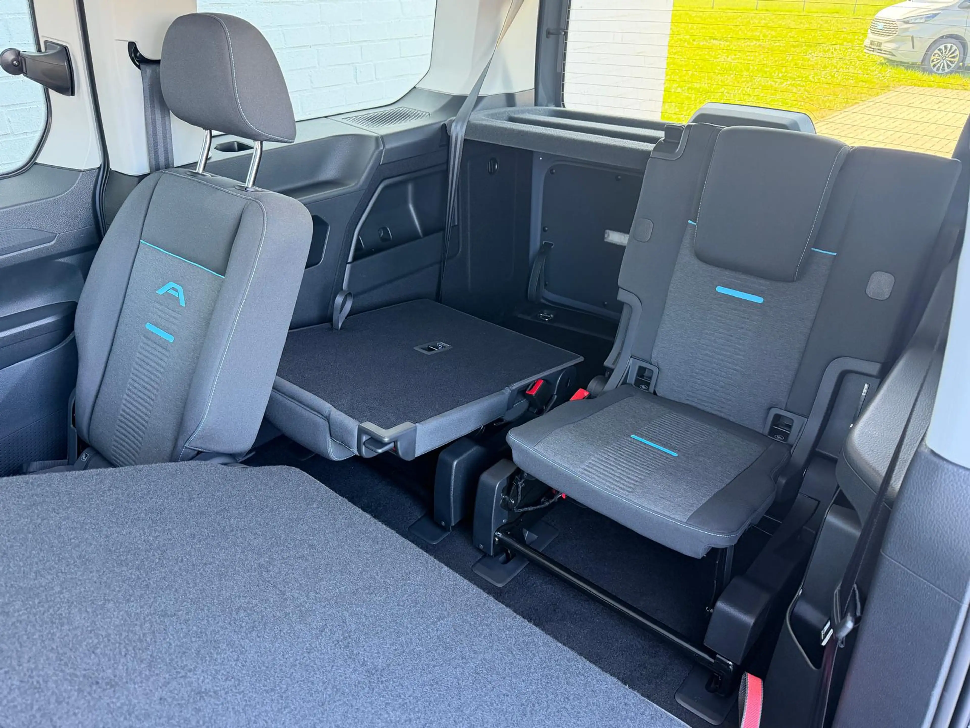 Ford Grand Tourneo Active*7-Sitzer*Pano*WiPa*ACC* — photo 14