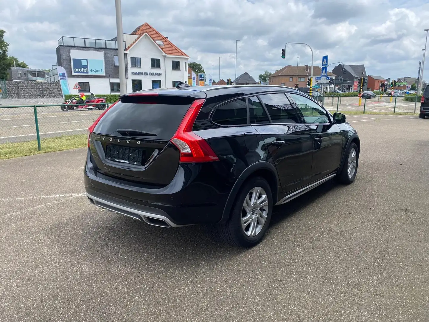 Volvo V60 Cross Country Momentum/TÜV 10/2027 Grau - 2