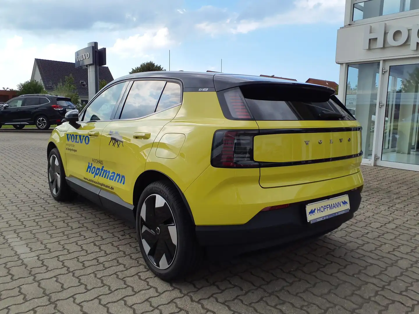 Volvo EX30 Plus AWD Performance Pure Electric Geel - 2
