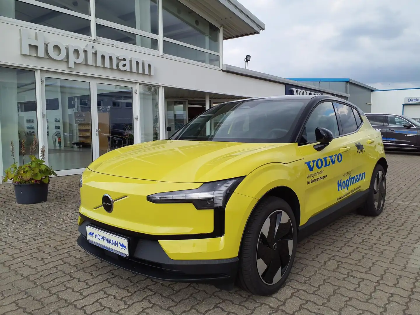 Volvo EX30 Plus AWD Performance Pure Electric Gelb - 1