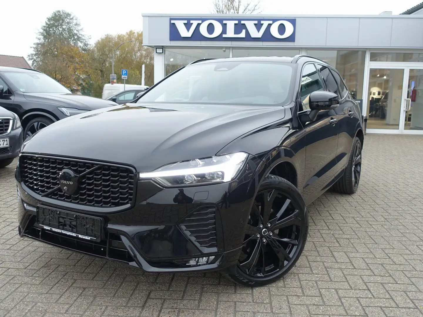 Volvo XC60 Black Edition Ultra B5 AWD/B&W/Pano/360° Schwarz - 1