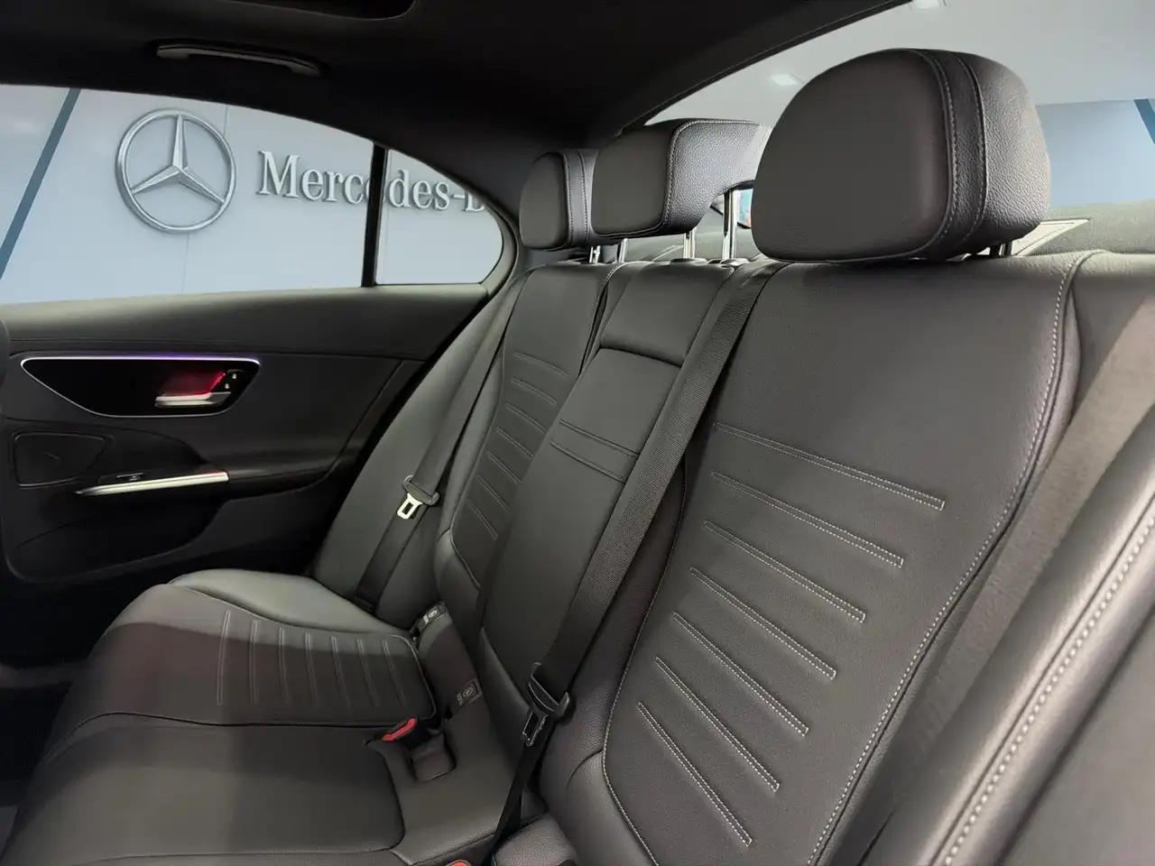 Mercedes-Benz C-Class снимка Mercedes-Benz C-Class