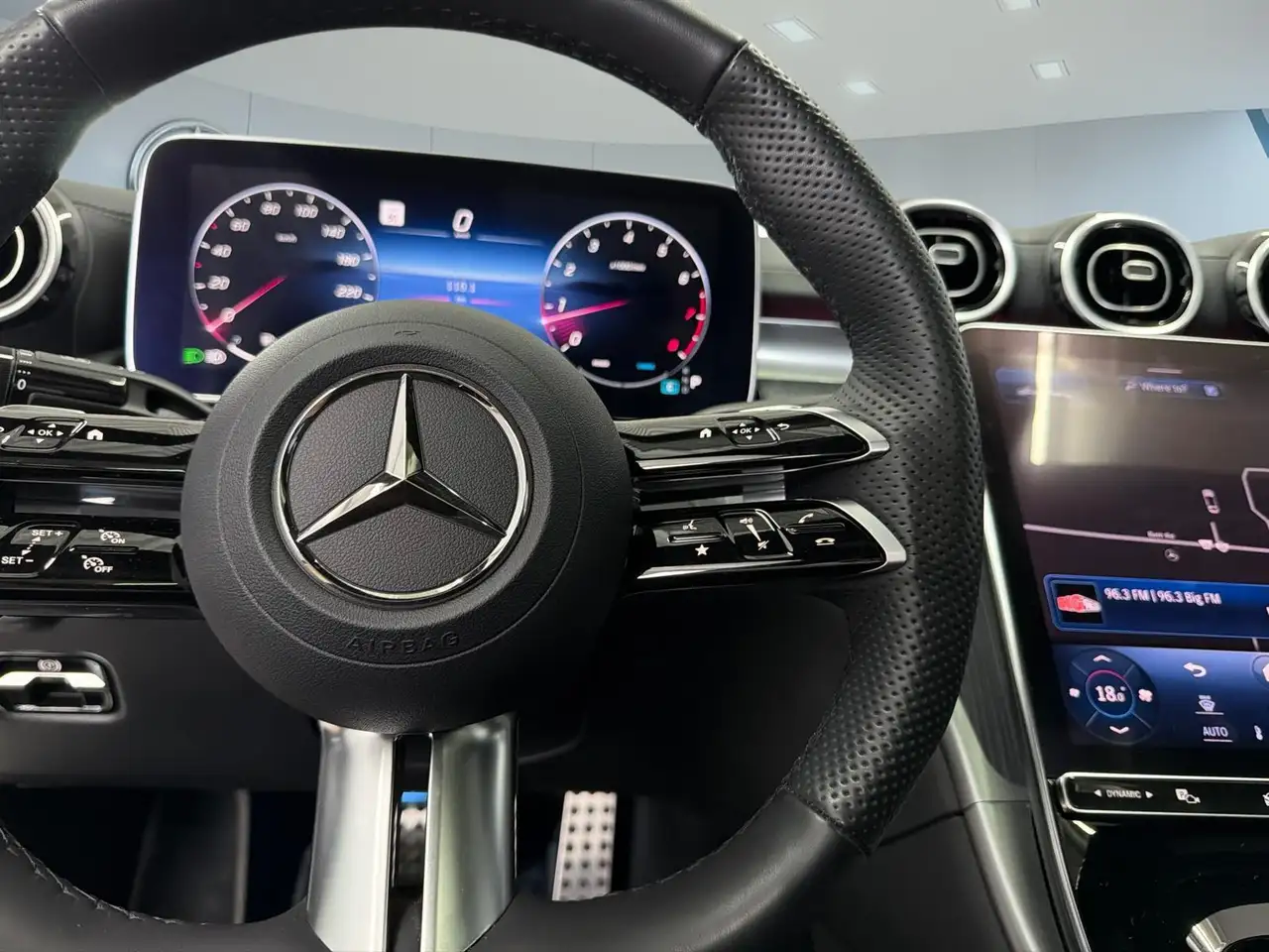 Mercedes-Benz C-Class снимка Mercedes-Benz C-Class