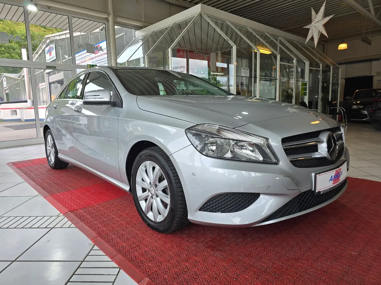 Mercedes-Benz A 200 BlueEfficiency+NAVI+AHK+KLIMA+SHZ Silber - 1
