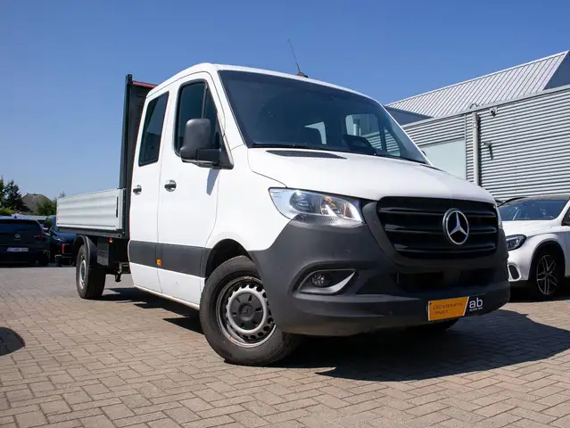 Mercedes-Benz Sprinter view 2