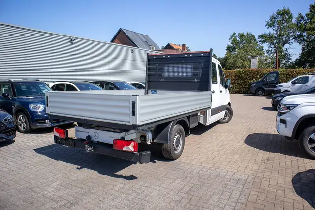 Mercedes-Benz Sprinter view 4
