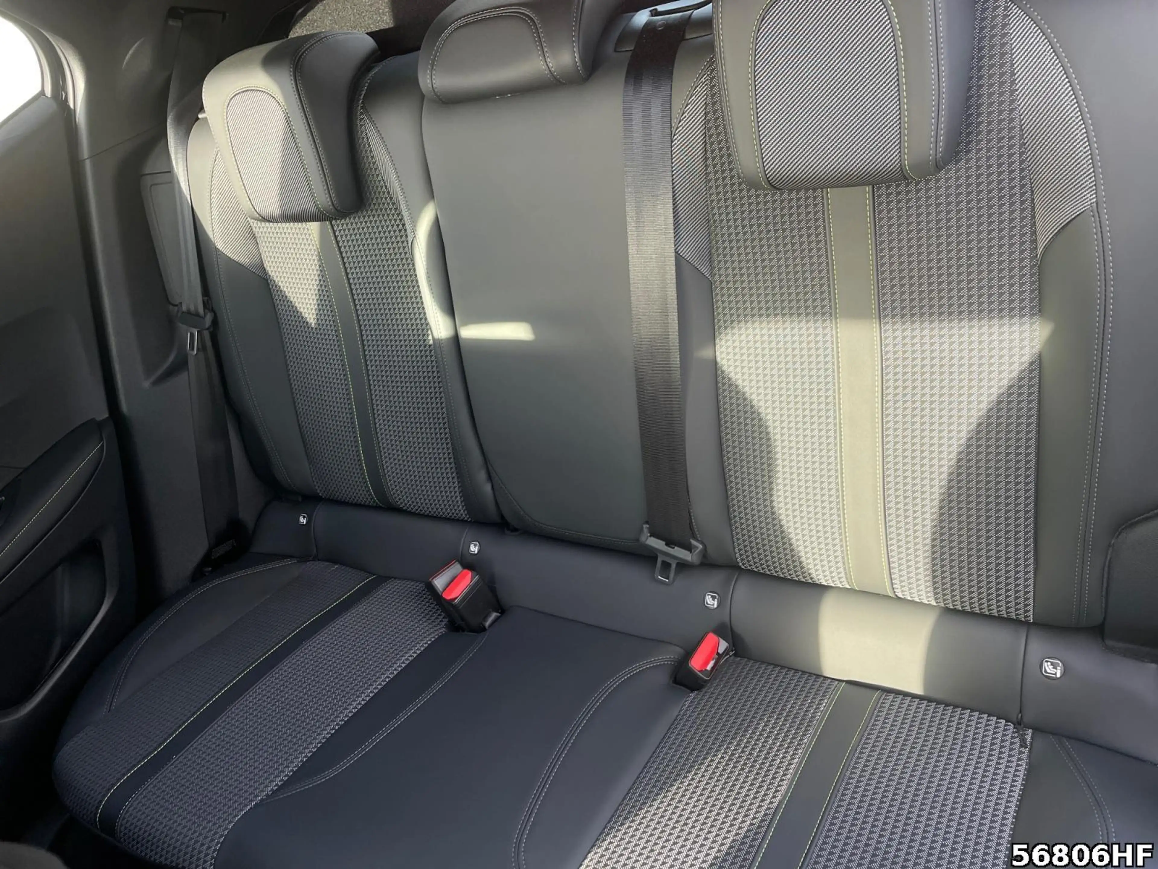 Peugeot e-2008 GT+11KWOnboardlader+SHZ+NAVI+CARPLAY+ — photo 12
