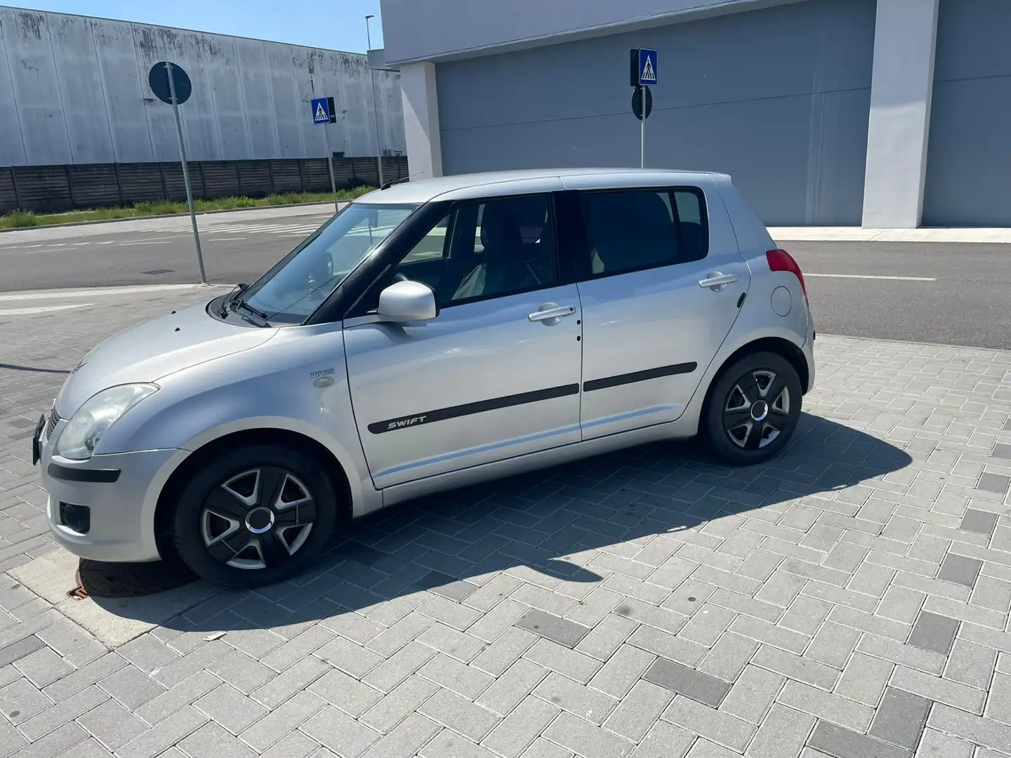 Suzuki Swift 1.3 DDiS Comfort Plateado - 2