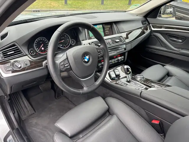 BMW 5 Series view 11