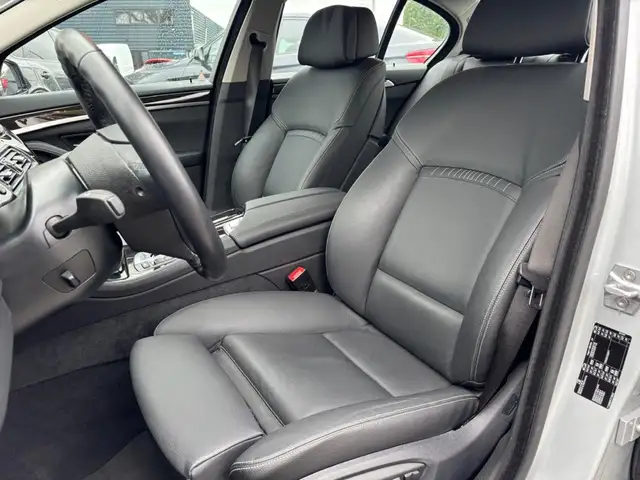 BMW 5 Series view 13