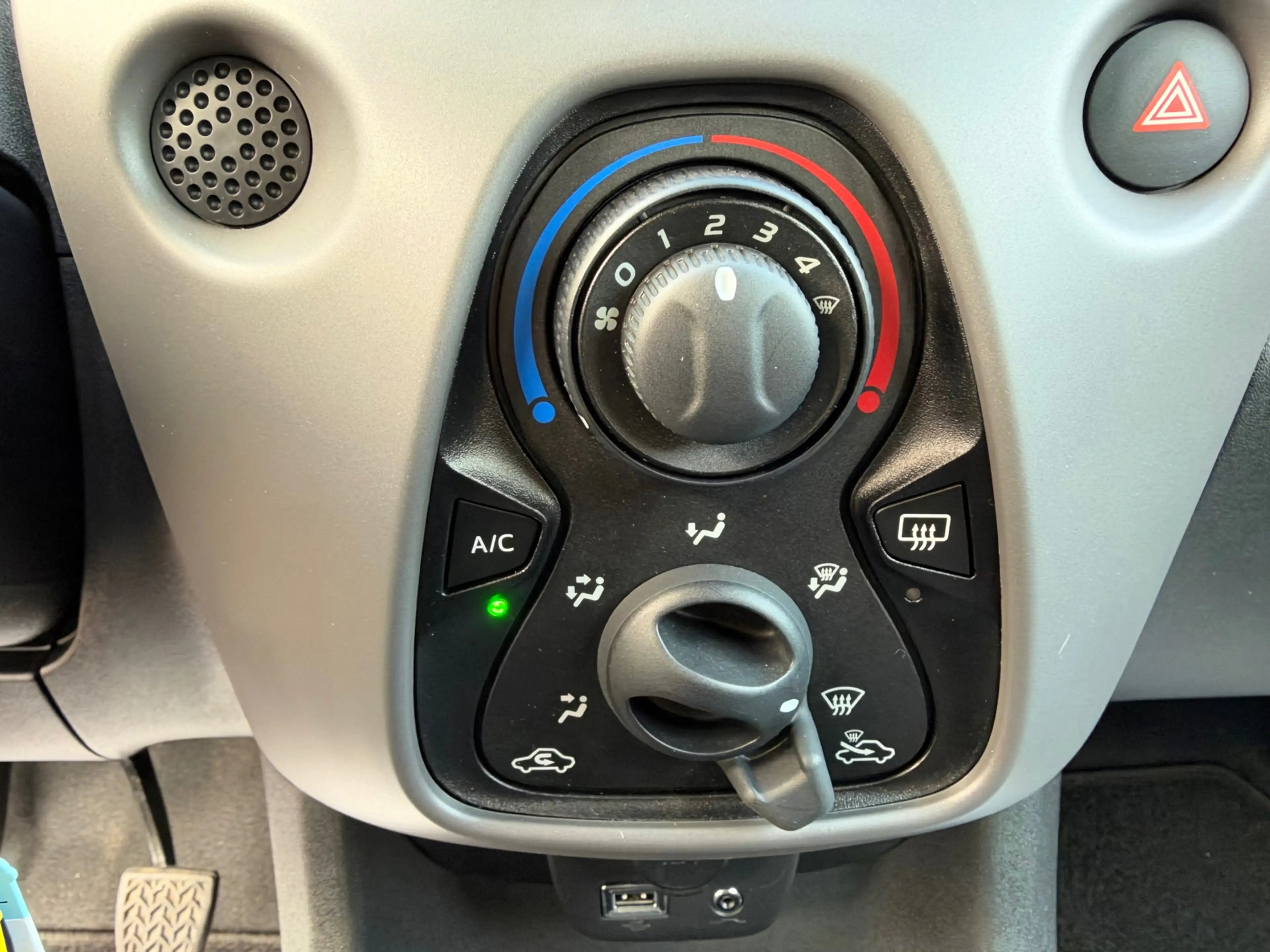 Peugeot 108 1.0 e-VTi Active — photo 25