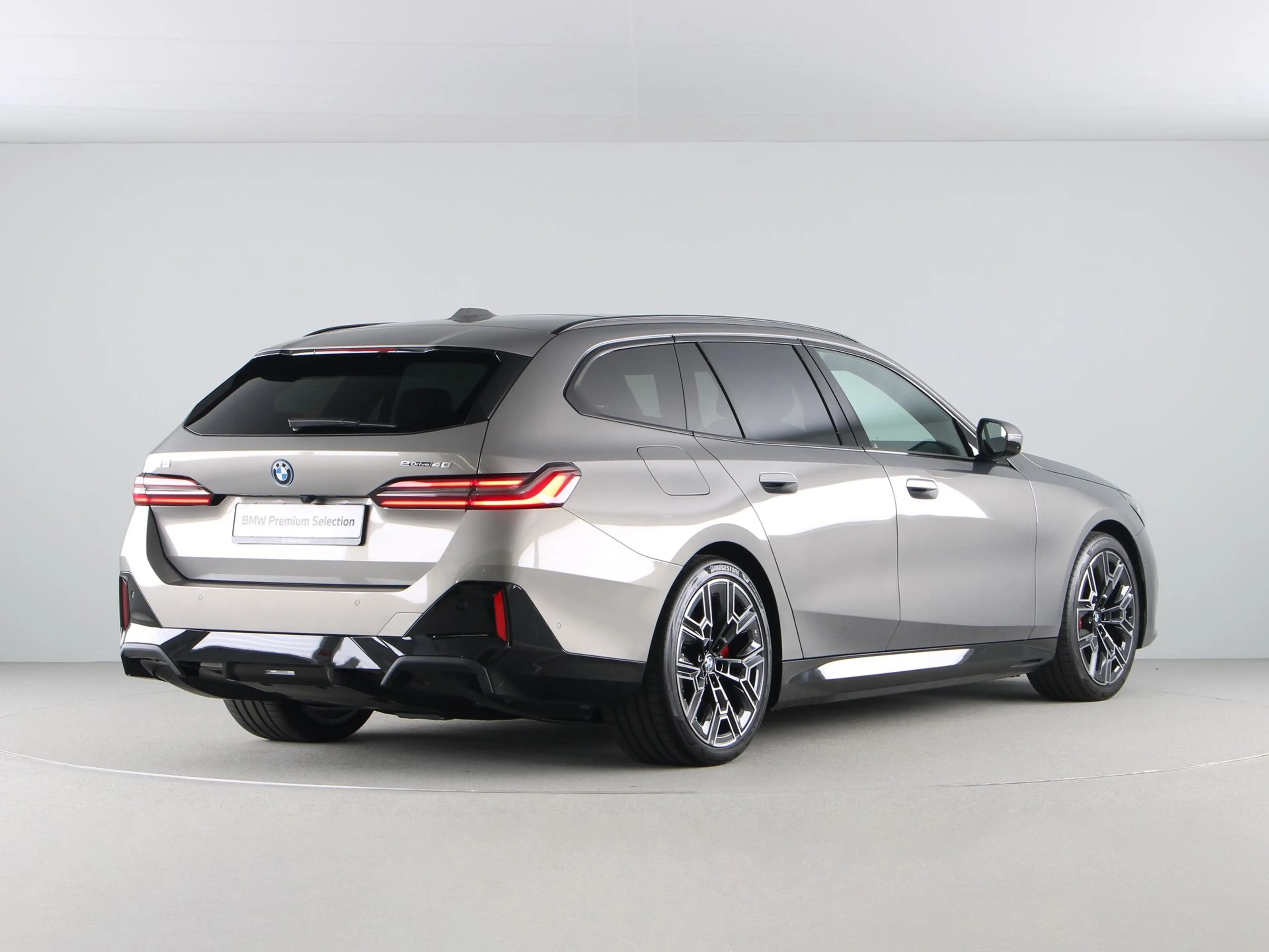 BMW i5 Touring eDrive40 84 kWh M-sport Pro — photo 9