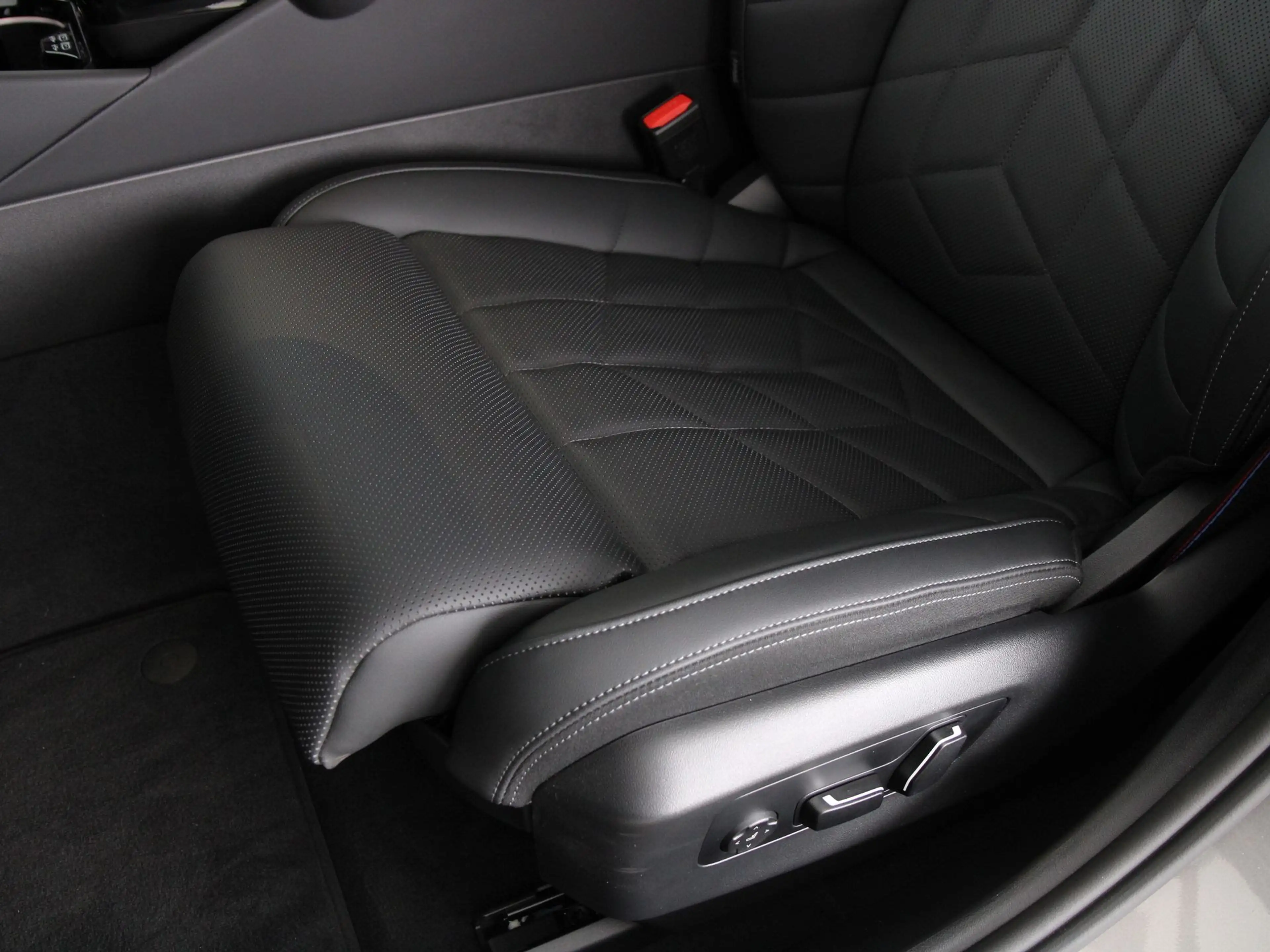 BMW i5 Touring eDrive40 84 kWh M-sport Pro — photo 15