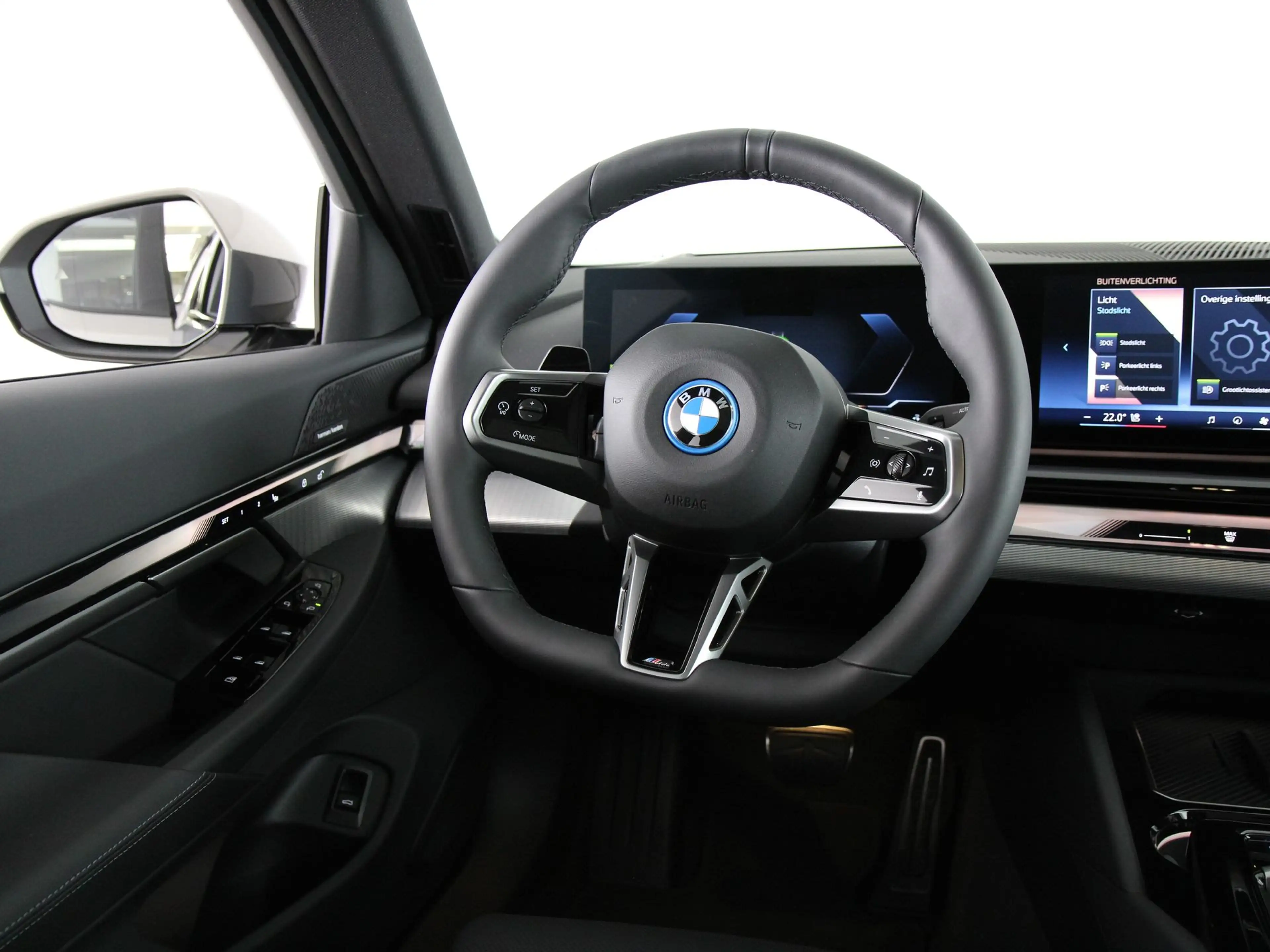 BMW i5 Touring eDrive40 84 kWh M-sport Pro — photo 2