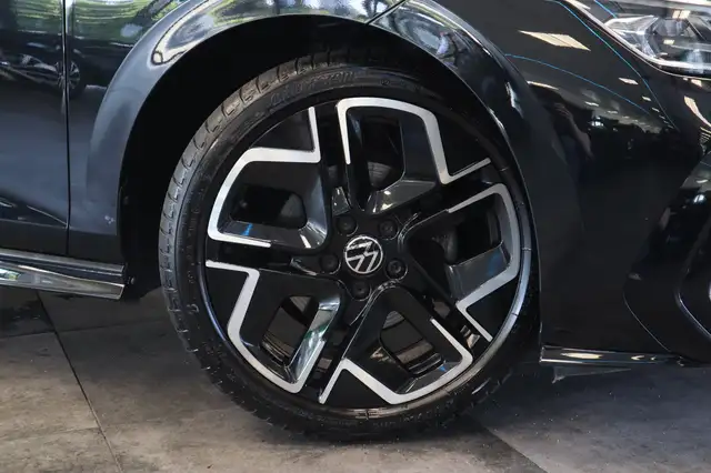 Volkswagen Golf view 4