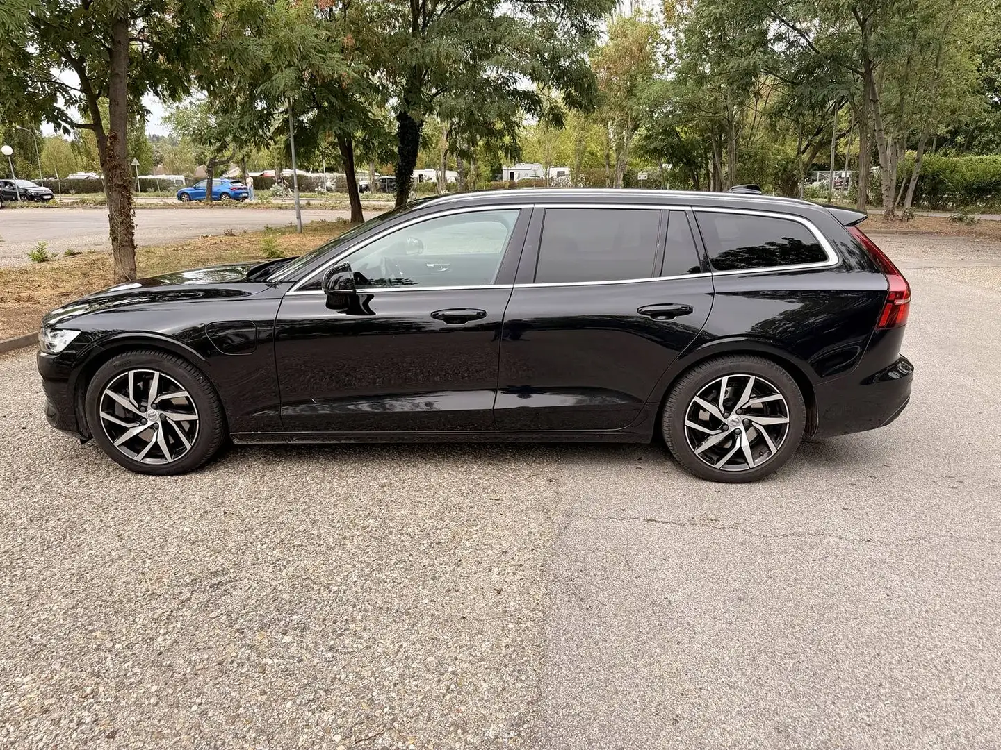 Volvo V60 V60 T8 Twin Engine PHEV Momentum Pro Geartronic Momentum Pro Schwarz - 2