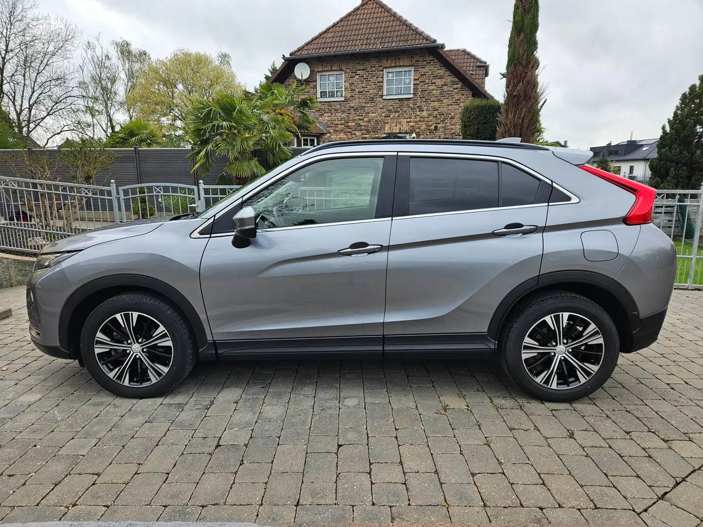 Mitsubishi Eclipse Cross Eclipse Cross 1.5 T-MIVEC CVT 2WD Spirit Šedá - 2