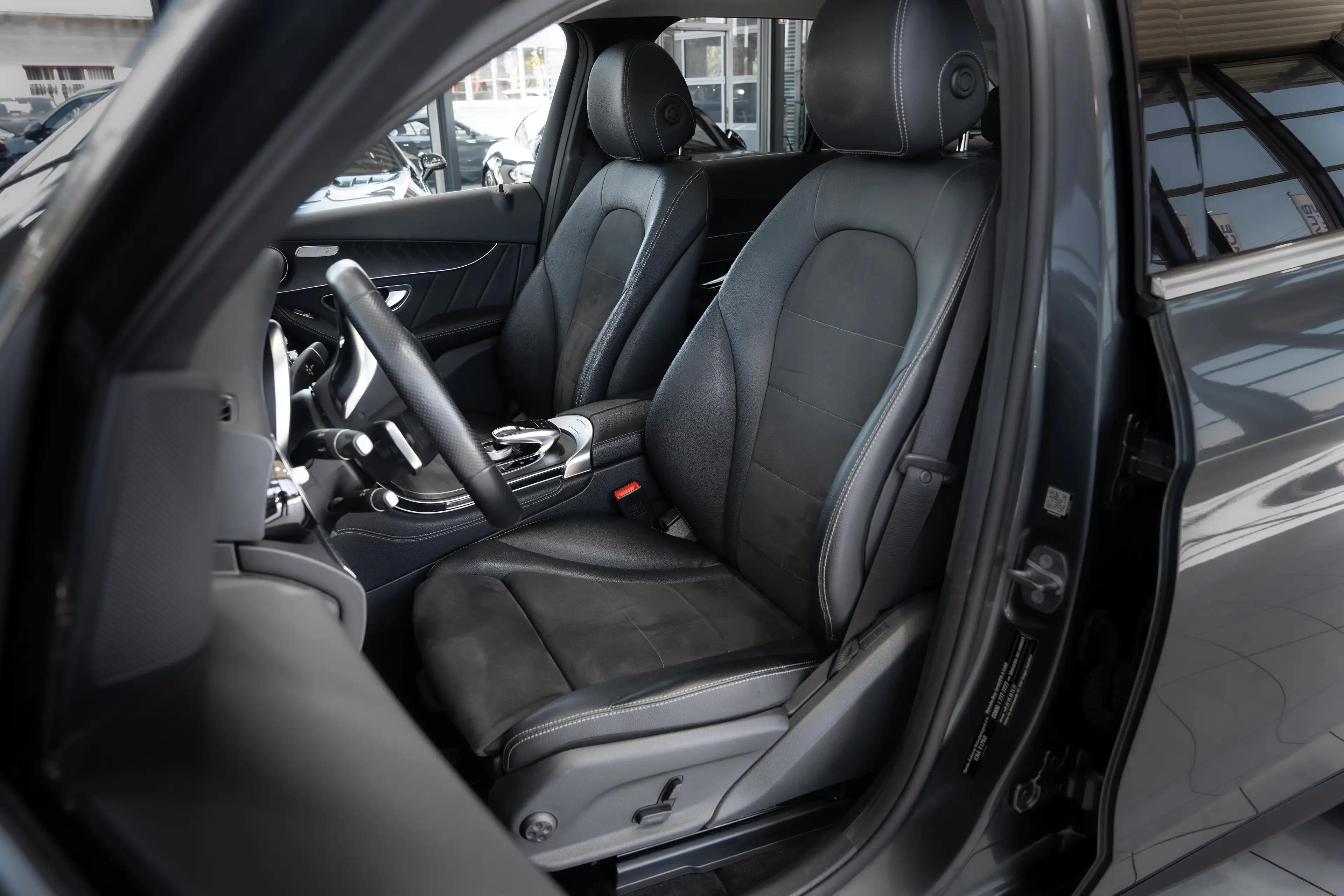 Mercedes-Benz GLC 350 d 4Matic*AMG-LINE*1.HD*PANO*360*EDELHOLZ — photo 11