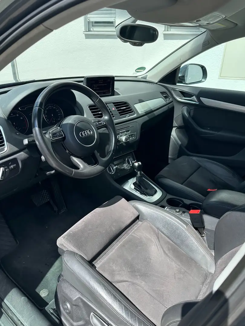 Audi Q3 2.0 TFSI Quattro S-Line AHK *TEILLEDER/NAVI/XENON* Grau - 2