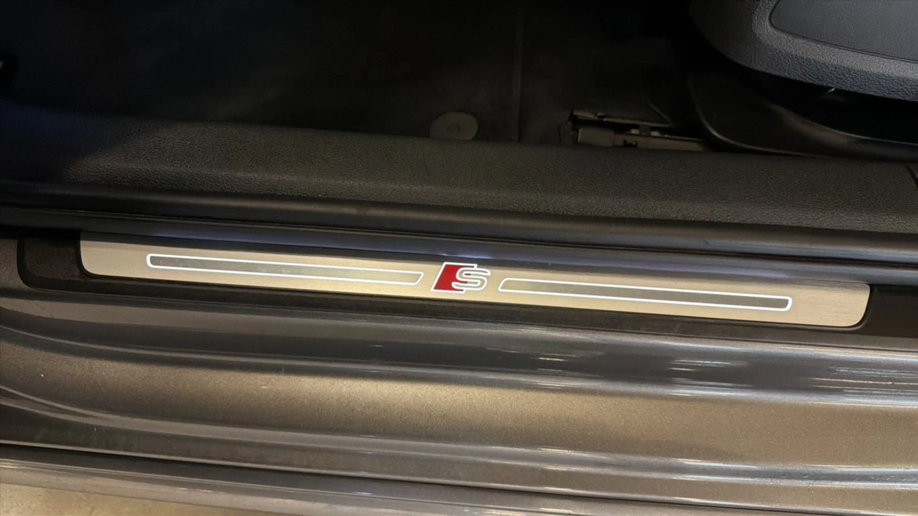 Audi A4 40 2.0 TDI S line Aut. LED*LEDER*360-KAMERA*AHK*R — photo 15