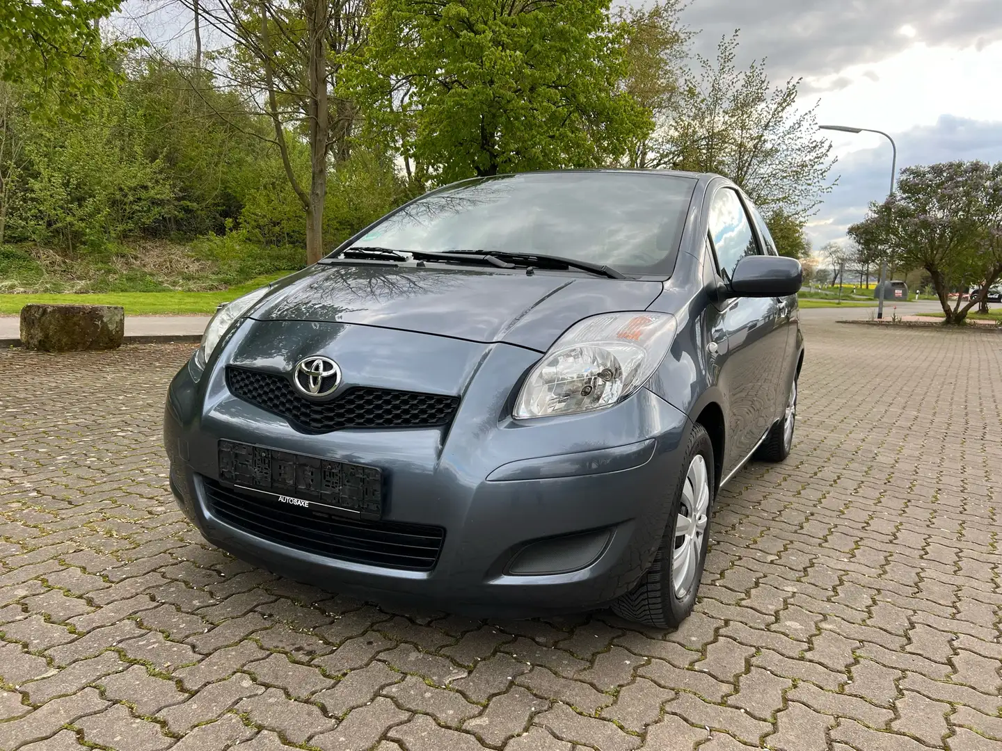 Toyota Yaris 1.33 VVT-i Sol mit Klimaanlage Grau - 2