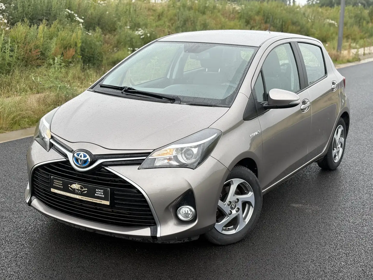 Toyota Yaris 1.5i VVT-i Hybrid CAMERA NAVI GARANTIE 12 MOIS Beige - 1