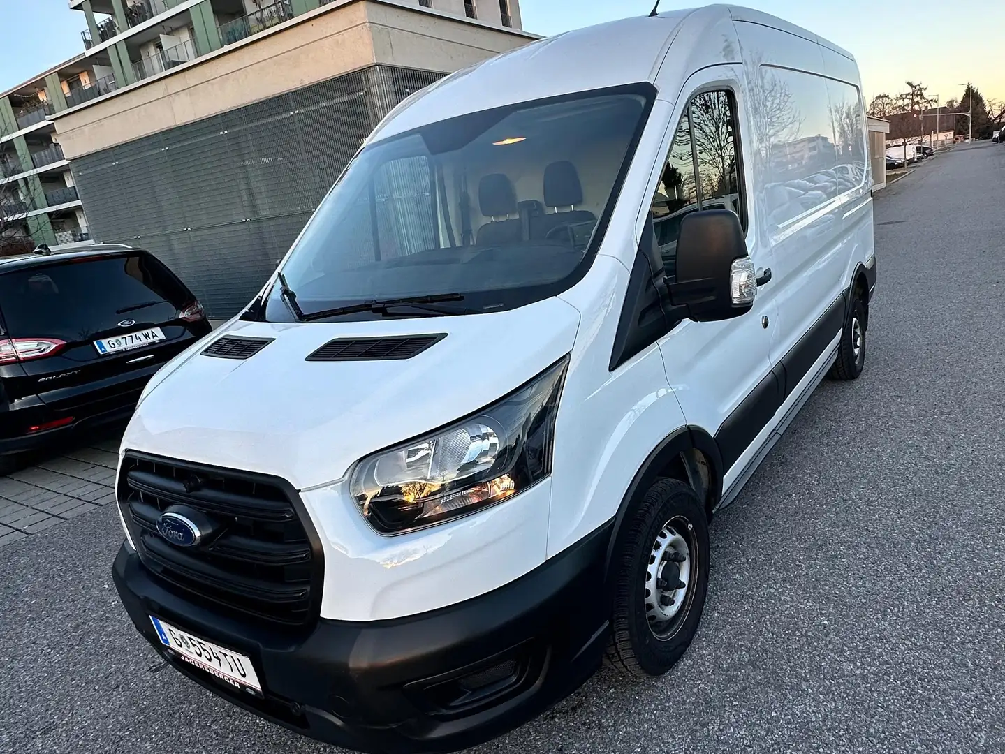 Ford Transit Transit Variobus 2,0 EcoBlue L2H2 350 Weiß - 2