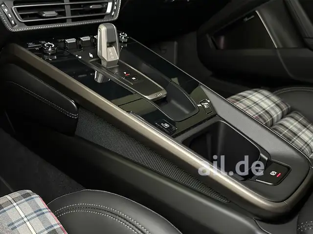 Porsche 911 view 5