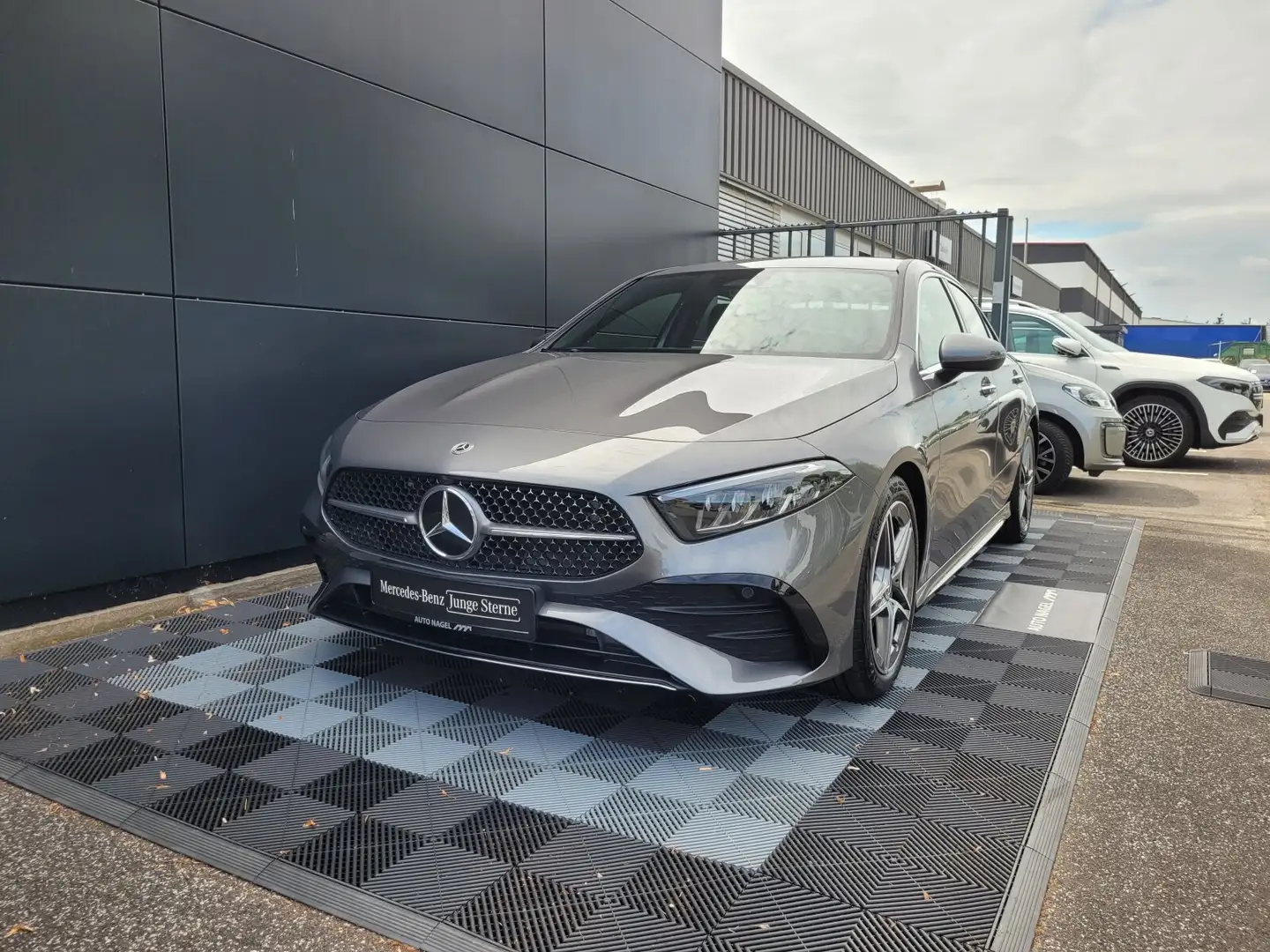 Mercedes-Benz A 250 A 250 4M AMG Line Premium MBUX+Kamera+Ambi+LED Gris - 2