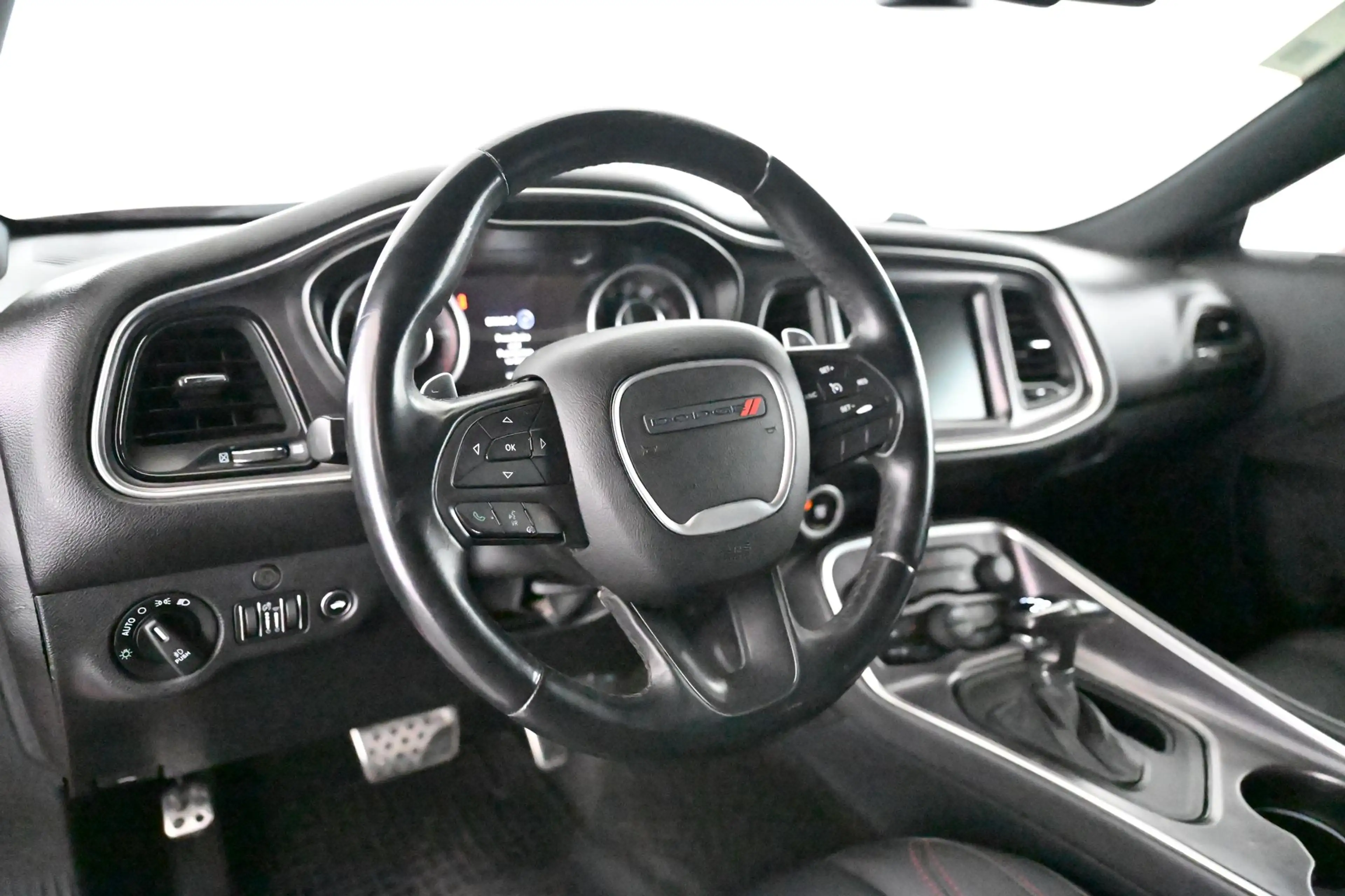 Dodge Challenger SXT 3,6 V6 Widebody EXP € 30.480,- — photo 21