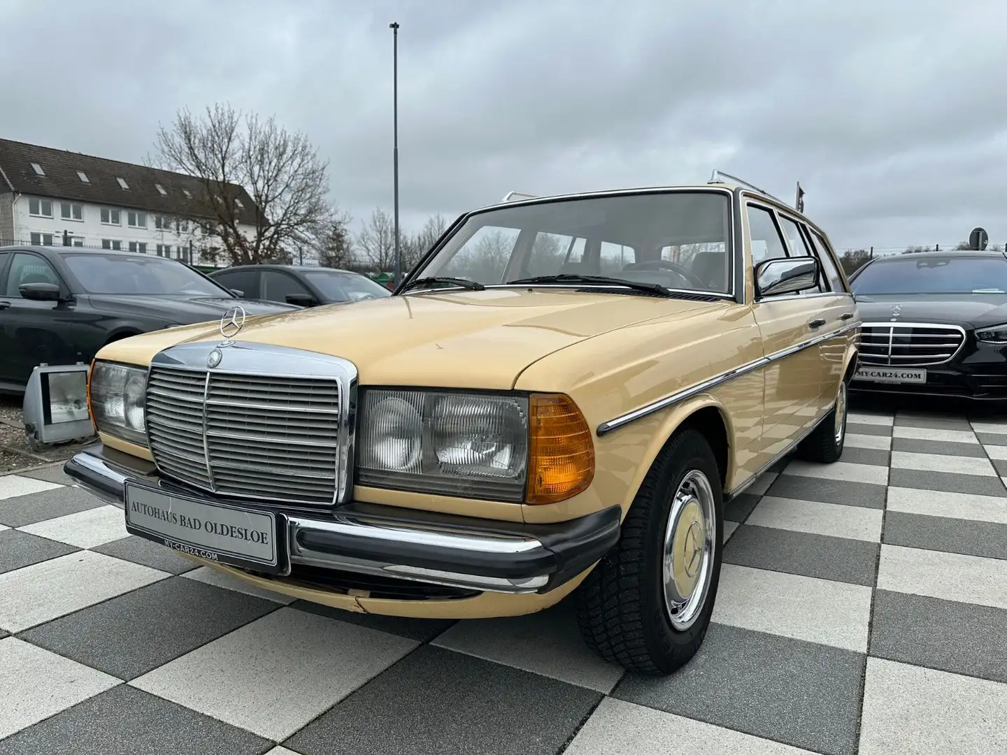 Mercedes-Benz 230 TE W123 aus " HipHop Made in Germany DOKU " Jaune - 1