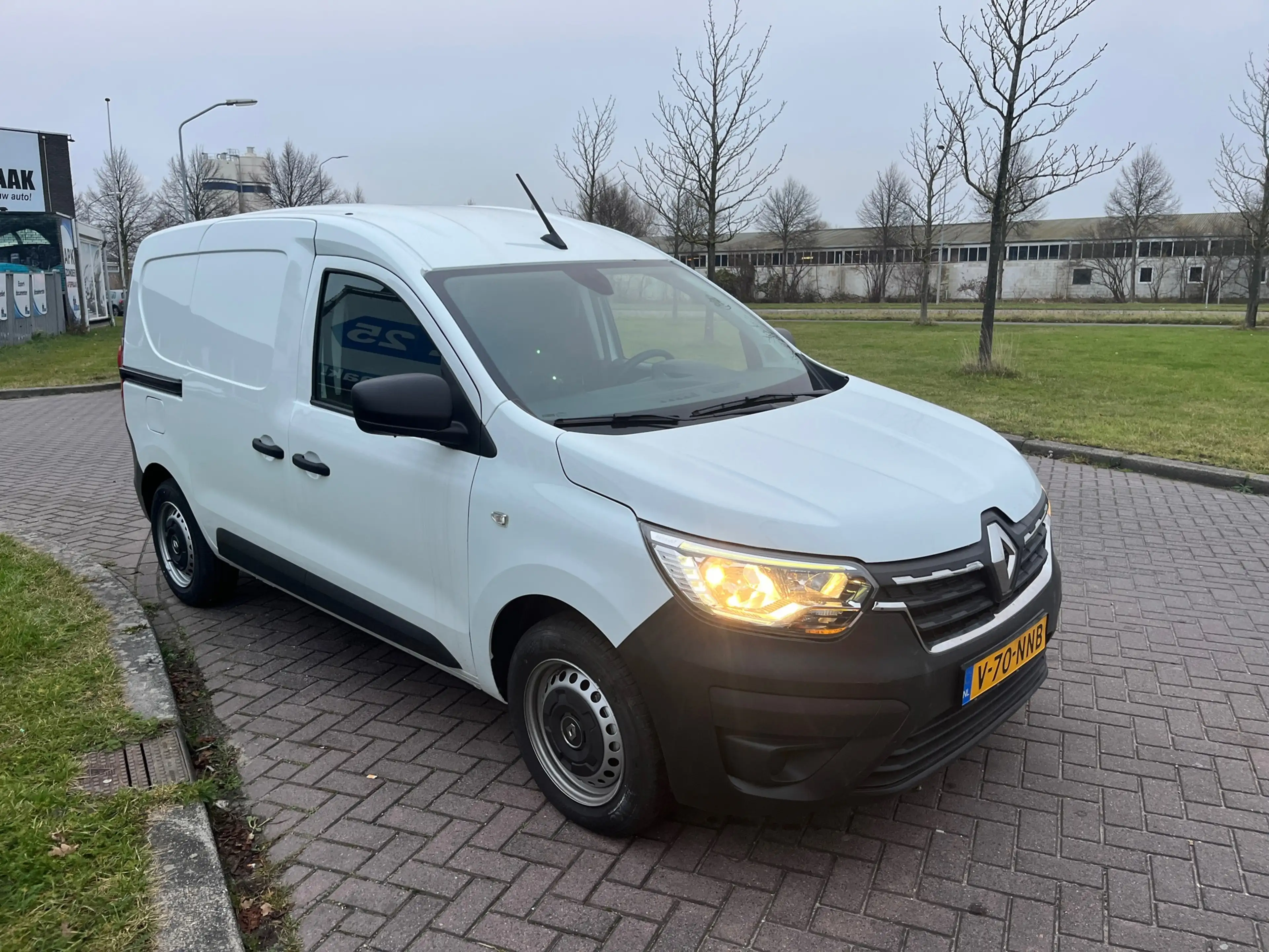 Renault Express 1.3 TCe 100 Comfort — photo 2